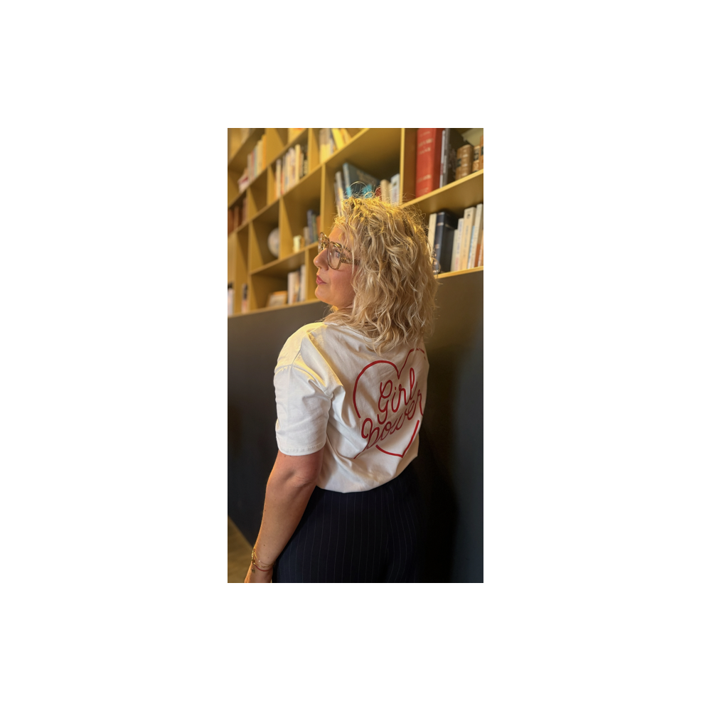 Tee-shirt blanc cœur rouge “Girl Power” – Tendance et affirmé