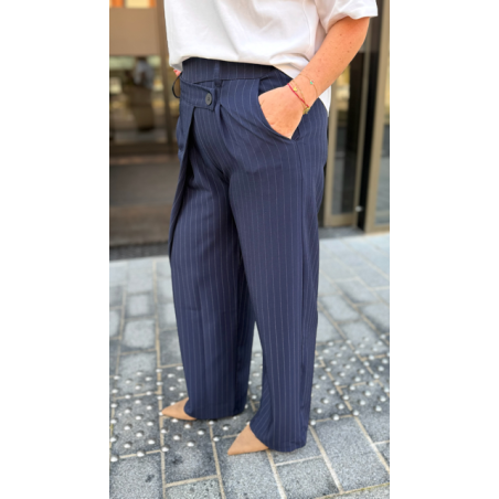 Pantalon bleu marine à rayures – Élégance et style intemporel