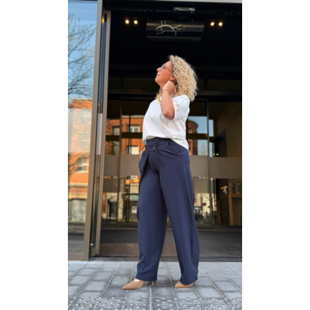 Pantalon bleu marine à rayures – Élégance et style intemporel