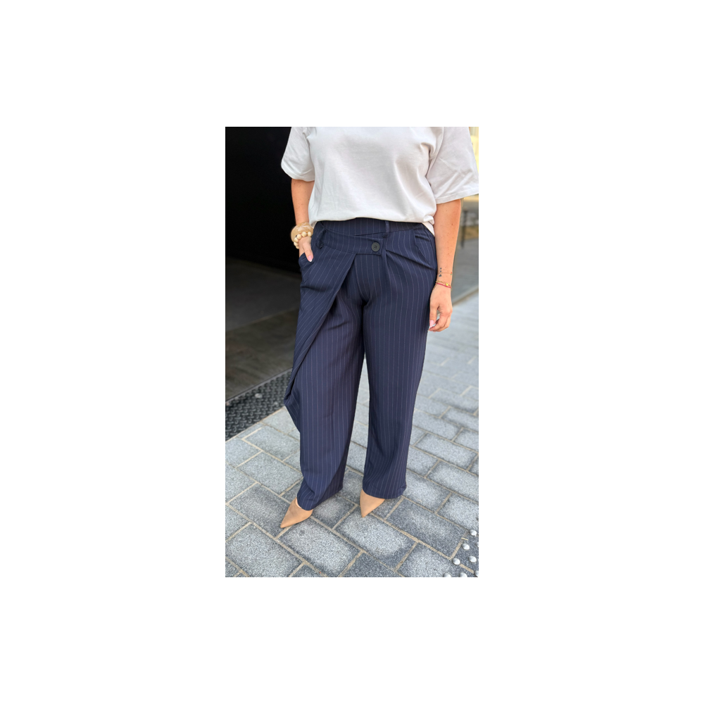 Pantalon bleu marine à rayures – Élégance et style intemporel