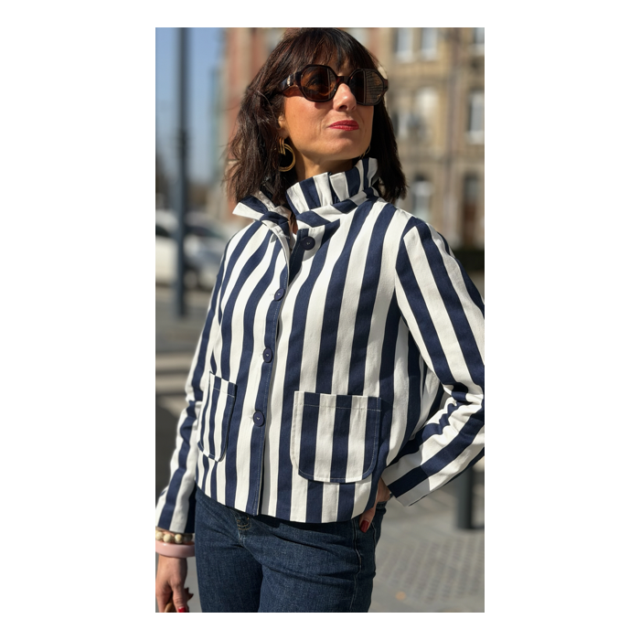 Veste rayée bleu et blanc col victorien – Élégance et charme féminin