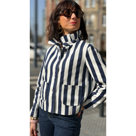 Veste rayée bleu et blanc col victorien – Élégance et charme féminin