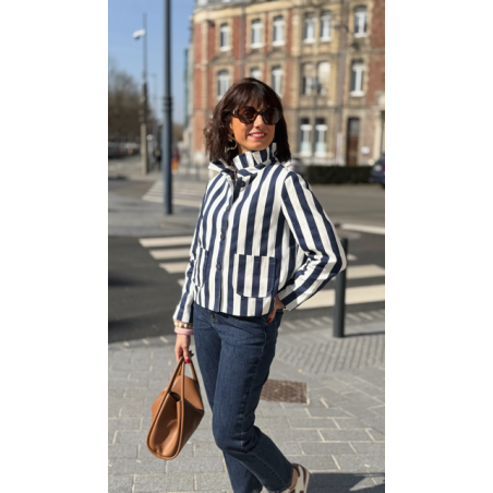 Veste rayée bleu et blanc col victorien – Élégance et charme féminin