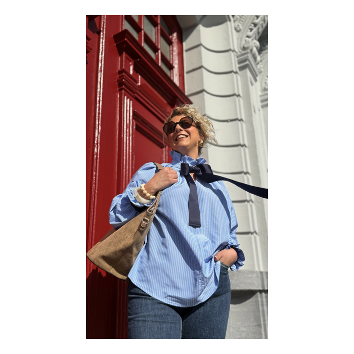 Chemise rayée bleue – Élégance chic avec nœud