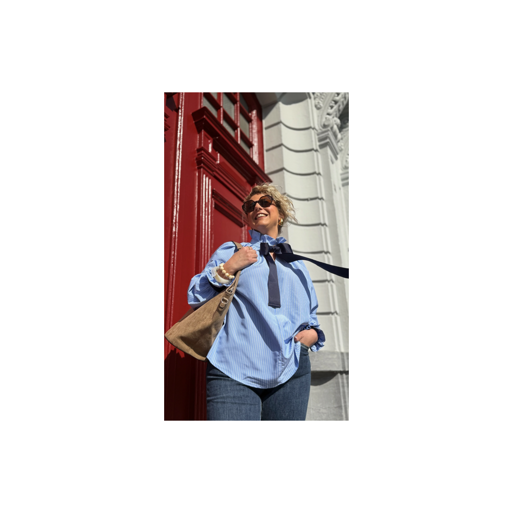 Chemise rayée bleue – Élégance chic avec nœud