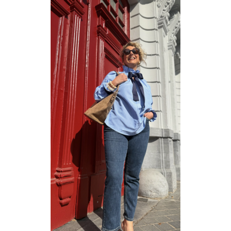 Chemise rayée bleue – Élégance chic avec nœud