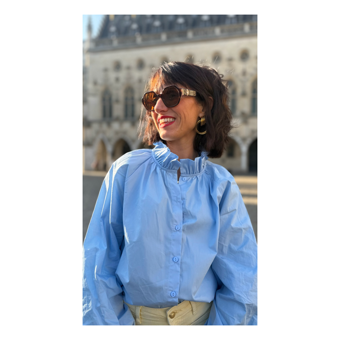 Chemise bleu clair – Col victorien chic et élégant