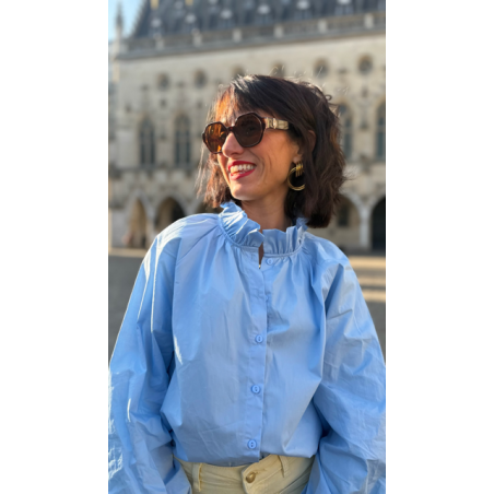 Chemise bleu clair – Col victorien chic et élégant