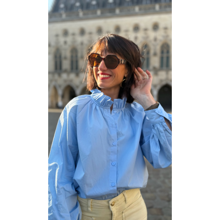 Chemise bleu clair – Col victorien chic et élégant