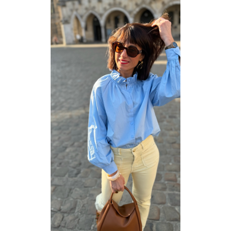 Chemise bleu clair – Col victorien chic et élégant